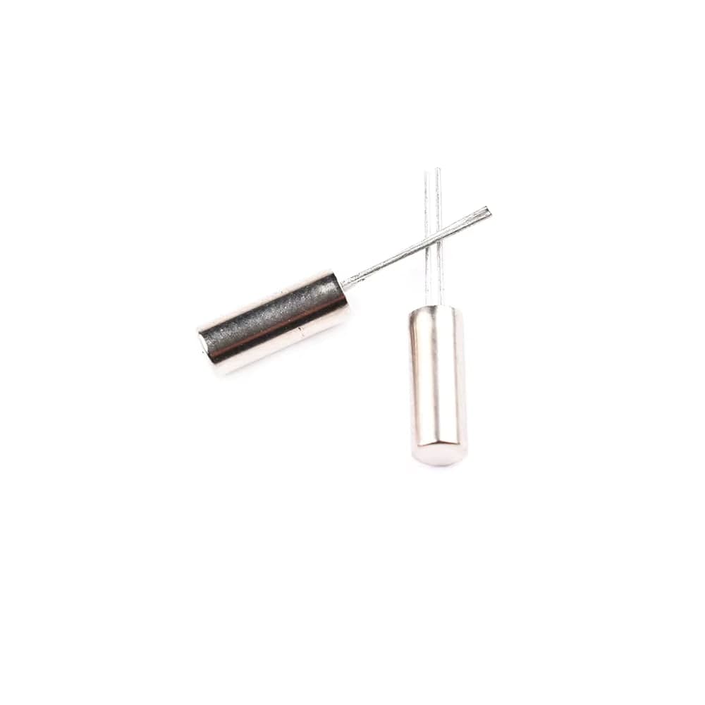 كريستال كوارتز بتردد 32.768kHz بغلاف أسطواني 3x8mm | 32.768kHz Quartz Crystal Oscillator, 3x8mm Cylindrical Package