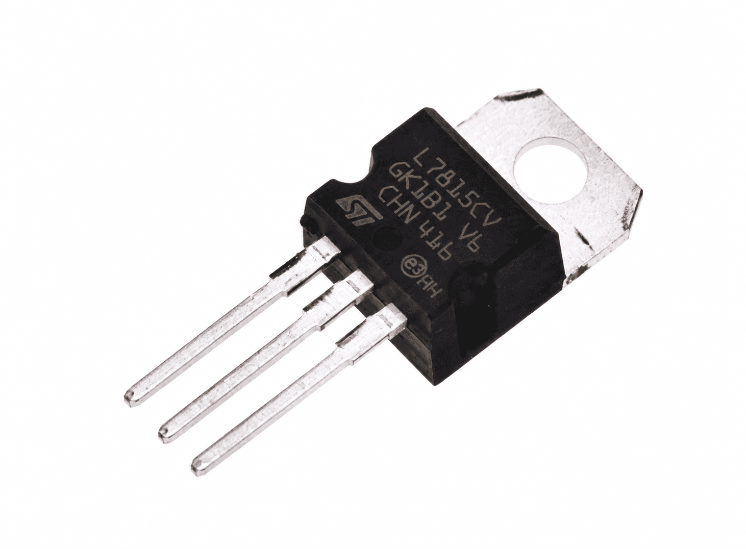 منظّم فولتية موديل L7815CV بخرج 15 فولت وتيار 1.5 أمبير | L7815CV 15V 1.5A Positive Voltage Regulator, TO-220